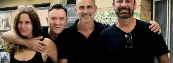 Ο Γιώργος Καπουτζίδης ποζάρει με την παρέα του «Πάρα Πέντε» μετά την κηδεία του Γεράσιμου Μιχελή