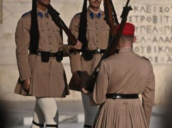 Ακοίμητοι φρουροί παρά τον καύσωνα οι Εύζωνες – Τους δίνουν παγωμένο νερό για να αντέξουν τη ζέστη