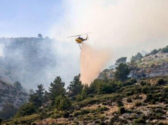 ΦΩΤΙΑ ΤΩΡΑ – ΚΑΙΓΕΤΑΙ ΜΕΓΑΛΗ ΠΟΛΗ ΤΗΣ ΕΛΛΑΔΑΣ – ΣΤΗ ΜΑΧΗ ΚΑΙ ΤΑ ΕΝΑΕΡΙΑ