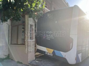 Λεωφορείο έπεσε σε κατάστημα – Σε σοκ ο οδηγός