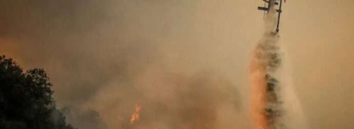 ΕΚΤΑΚΤΟ: Ανεξέλεγκτη η φωτιά – Εκκενώνονται χωριά και κατασκηνώσεις – Καίγονται σπίτια