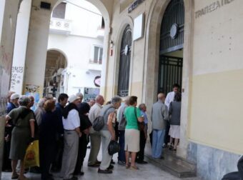 ΤΡΕΧΟΥΝ ΣΤΑ ΑΤΜ ΧΙΛΙΑΔΕΣ ΕΛΛΗΝΕΣ – ΜΠΗΚΑΝ ΤΑ ΠΡΩΤΑ ΛΕΦΤΑ ΣΤΟΥΣ ΛΟΓΑΡΙΣΜΟΥΣ