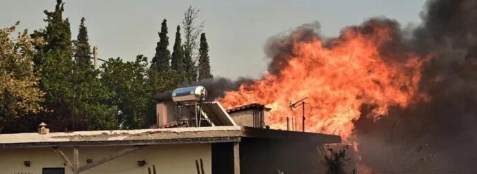 Εφιάλτης ΤΩΡΑ: Πύρινη κόλαση – Καίγονται σπίτια, ανεξέλεγκτες 4 φωτιές