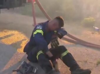 Συγκλονιστικό Βίντεο: Η στιγμή που εθελοντής πυροσβέστης καταρρέει ενώ επιχειρεί στη φωτιά στο Κρυονέρι