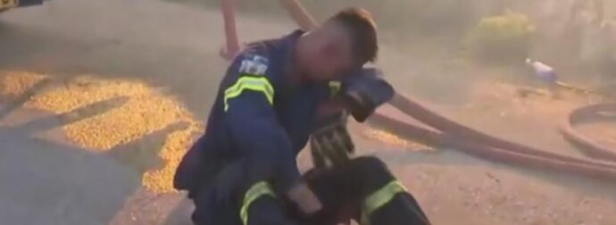 Συγκλονιστικό Βίντεο: Η στιγμή που εθελοντής πυροσβέστης καταρρέει ενώ επιχειρεί στη φωτιά στο Κρυονέρι