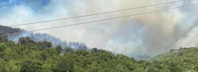 Μεγάλη φωτιά ΤΩΡΑ – Εκκενώθηκε παιδική κατασκήνωση γεμάτη παιδιά
