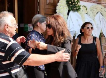 Σκηνές αρχαίας τραγωδίας στην κηδεία του Ζαρζαβατσίδη: Δεν άντεξε και κατέρρευσε η Βούλα Πατουλίδου