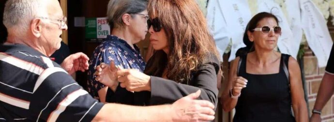 Σκηνές αρχαίας τραγωδίας στην κηδεία του Ζαρζαβατσίδη: Δεν άντεξε και κατέρρευσε η Βούλα Πατουλίδου