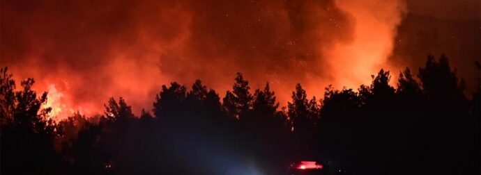 Φωτιά στο Άγιο Όρος – Ξεκίνησε από φορτηγό που έπεσε σε χαράδρα