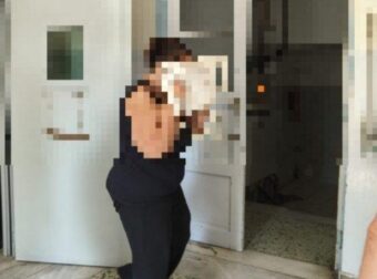 «Ζητώ συγγνώμη» είπε η 52χρονη που κατηγορείται για αιμομιξία με το ανήλικο παιδί της