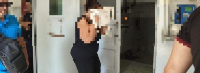 «Ζητώ συγγνώμη» είπε η 52χρονη που κατηγορείται για αιμομιξία με το ανήλικο παιδί της