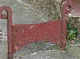 Το ορθογώνιο σίδερο δίπλα από τις εισόδους των παλιών σπιτιών και ποια ήταν η χρήση του