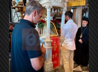 Κυριάκος Μητσοτάκης: Στην Παναγιά της Τήνου με τον Τζόκοβιτς – Προσκύνησαν την εικόνα της Μεγαλόχαρης