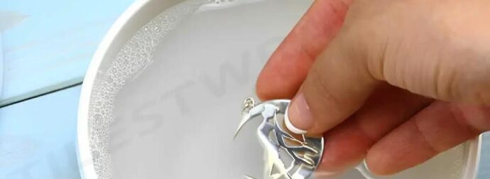 Καθαρίστε τα χρυσά και τα ασημένια κοσμήματα σας με τον πιο αποτελεσματικό τρόπο με απλά υλικά