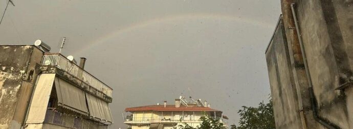 Καλοκαιρινό μπουρίνι σε πασίγνωστη περιοχή της χώρας – Ισχυρή βροχή, χαλάζι και ζημιές στην πόλη