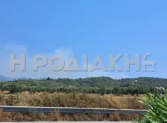 Φωτιά στη Ρόδο ανάμεσα σε Θολό και Σορώνη: Η φωτιά καίει κοντά στην κοιλάδα με τις πεταλούδες