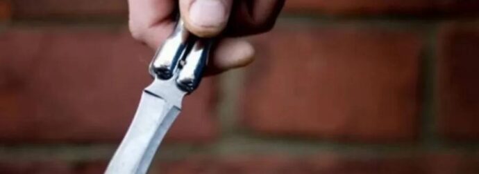 ΕΚΤΑΚΤΟ: ΕΠΙΘΕΣΗ ΜΕ ΜΑΧΑΙΡΙ ΣΕ ΠΑΣΙΓΝΩΣΤΟ ΕΛΛΗΝΑ ΗΘΟΠΟΙΟ ΤΗΣ ΤΗΛΕΟΡΑΣΗΣ – ΤΙ ΣΥΝΕΒΗ