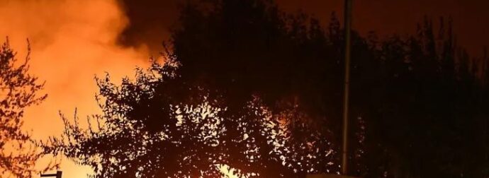 Φωτιά τώρα ανάμεσα σε σπίτια – Δύσκολη νύχτα