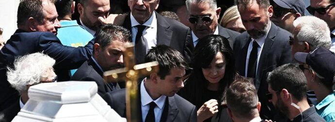 Κηδεία Λένας Σαμαρά: “Κατέρρευσαν” στον επικήδειο του Αντώνη Σαμαρά – Το σπαρακτικό αντίο στη κόρη του