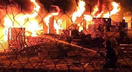 Tεράστια φωτιά σε πασίγνωστο εργοστάσιο χαρτικών – Κλειστοί οι δρόμοι – Εκκενώσεις στην περιοχή