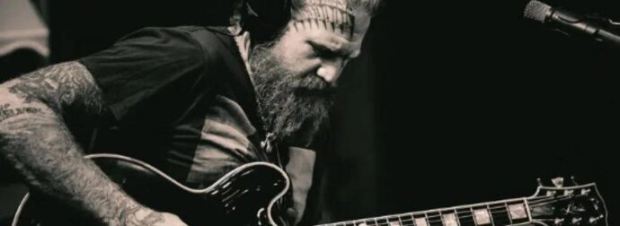 Σoκ – Νεκpóς πασίγνωστος τραγουδιστής σε τροxαίο, δεν το πίστευαν όταν είδαν ποιος είναι