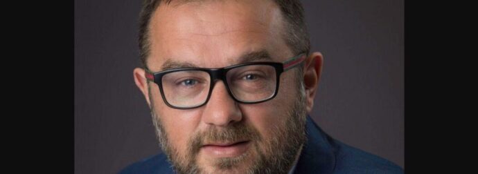 Έχει «παγώσει» μία πόλη ολόκληρη με τα κηδειόχαρτα στους δρόμους – Πέθανε στα 49 του γνωστός αντιδήμαρχος, μεγάλο σοκ
