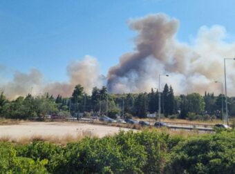 ΦΩΤΙΑ ΤΩΡΑ ΣΤΗΝ ΑΤΤΙΚΗ ΚΟΝΤΑ ΣΕ ΣΠΙΤΙΑ – ΣΥΝΑΓΕΡΜΟΣ ΣΤΗΝ ΠΥΡΟΣΒΕΣΤΙΚΗ