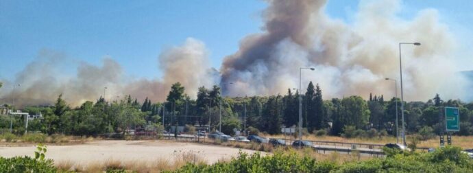 ΦΩΤΙΑ ΤΩΡΑ ΣΤΗΝ ΑΤΤΙΚΗ ΚΟΝΤΑ ΣΕ ΣΠΙΤΙΑ – ΣΥΝΑΓΕΡΜΟΣ ΣΤΗΝ ΠΥΡΟΣΒΕΣΤΙΚΗ