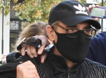 Νότης Σφακιανάκης: Σπάνια δημόσια εμφάνιση στη Βάρκιζα