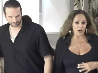 Κούκλος, μοντέλο και πολύ μικρότερος της: H Βίκυ Κουλιανού βόλτα με τον νέο της σύντροφο στη Μύκονο