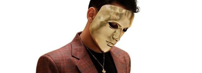 Sicario: Πώς είναι χωρίς μάσκα ο τραγουδιστής – Ποιο είναι το πραγματικό του όνομα – Η σύγκριση με τον Χρήστο Μάστορα