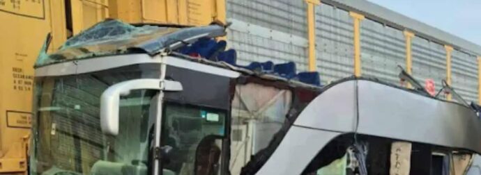 Τρένο συγκρούστηκε με διώροφο λεωφορείο – 8 νεκροί και 45 τραυματίες
