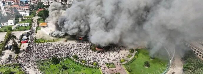Στις φλόγες το κοινοβούλιο, κλειστά αεροδρόμια, επιθέσεις σε σπίτια πολιτικών