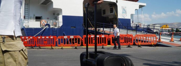 ΣΥΜΒΑΙΝΕΙ ΤΩΡΑ: ΣΟΚ ΓΙΑ 64 ΕΠΙΒΑΤΕΣ ΠΛΟΙΟΥ ΣΤΟΝ ΠΕΙΡΑΙΑ – ΤΙ ΕΧΕΙ ΣΥΜΒΕΙ