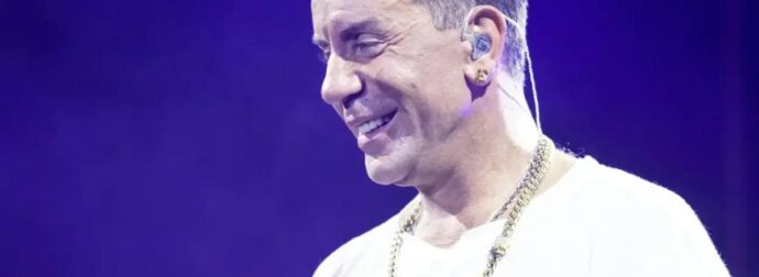 Σοκ μόλις το αποκάλυψε ο Καλλιακμάνης: Αυτός έβαλε τον κοριό στο σπίτι του Μαζωνάκη – Η πρώτη αντίδραση του τραγουδιστή