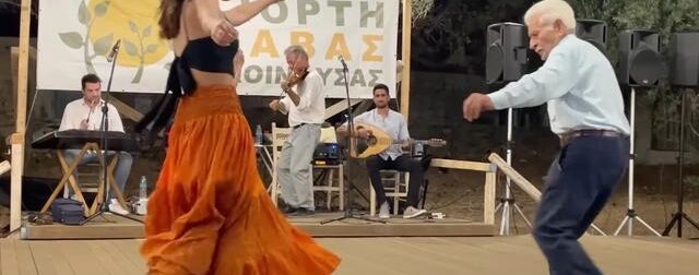 Σχοινούσα: Πέθανε ο 92χρονος Γιώργος Κωβαίος, που συγκίνησε με τον χορό με την εγγονή του