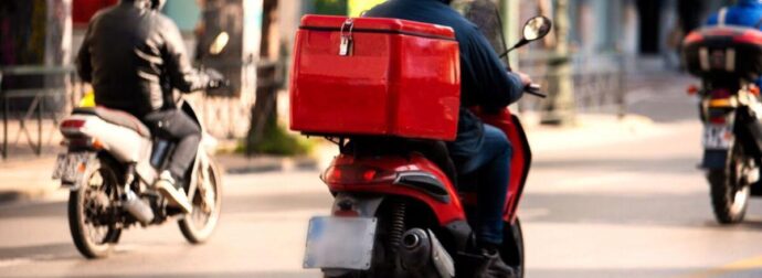 Πασίγνωστος Έλληνας πρωταγωνιστής της τηλεόρασης δουλεύει ντελίβερι σε πιτσαρία, σoκ ποιος είναι