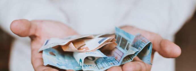 ΣΤΑ ΑΤΜ ΑΠΟ ΝΩΡΙΣ ΑΥΡΙΟ ΤΟ ΠΡΩΙ ΧΙΛΙΑΔΕΣ ΕΛΛΗΝΕΣ – ΜΠΑΙΝΟΥΝ ΤΑ ΛΕΦΤΑ ΣΤΟΥΣ ΛΟΓΑΡΙΑΣΜΟΥΣ