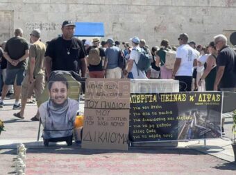 Τέμπη: Πατέρας θύματος σε απεργία πείνας και δίψας στο Σύνταγμα – Ζητά εκταφή του παιδιού του