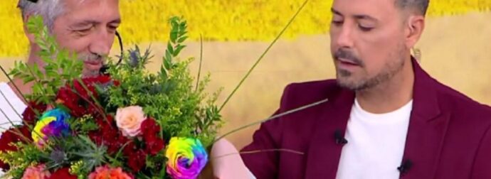 Σε σoκ ο Κουσουλός, ξαφνικά διέκοψε την εκπομπή – Ποιος του έστειλε ανθοδέσμη