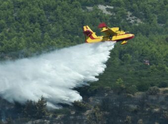 Μεγάλη φωτιά τώρα στην Άνδρο – Στη μάχη και εναέρια μέσα