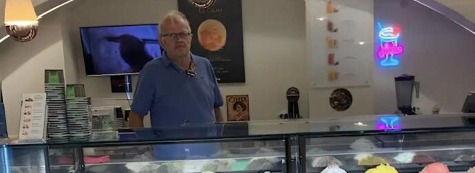 Τέλος εποχής για τον Άκη Τσελέντη – Άνοιξε παγωτατζίδικο στην Κεφαλονιά