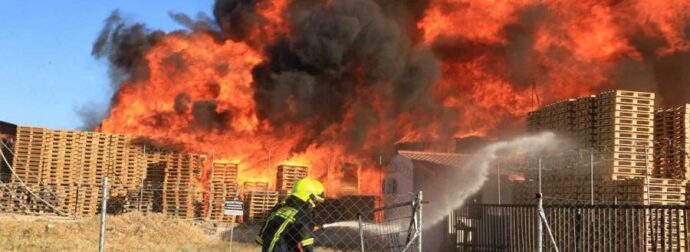 Φωτιά σε βιομηχανική περιοχή στην Αττική: «Επικίνδυνοι καπνοί, παραμείνετε σε εσωτερικούς χώρους, κλείστε πόρτες και παράθυρα»