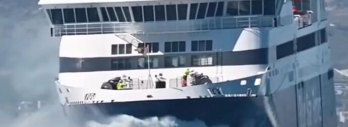 Θρίλερ με το Blue Star Naxos: Πάλευε στα κύματα με 9 μποφόρ – Είχε απαγορευτικό απόπλου (vid)