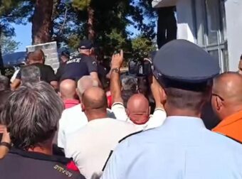 ΕΚΤΑΚΤΗ ΕΙΔΗΣΗ – ΑΓΡΟΤΕΣ ΕΠΙΤΕΘΗΚΑΝ ΣΤΟΝ ΥΦΥΠΟΥΡΓΟ ΑΓΡΟΤΙΚΗΣ ΑΝΑΠΤΥΞΗΣ