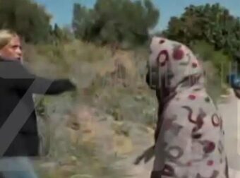 Βοιωτία: Η στιγμή που η 62χρονη διευθύντρια των ΚΕΠ επιτέθηκε και χτύπησε δημοσιογράφο έξω από το σπίτι της