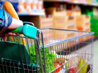 ΑΥΤΟ ΕΙΝΑΙ ΤΟ ΤΕΡΑΣΤΙΟ ΣΟΥΠΕΡ ΜΑΡΚΕΤ ΠΟΥ ΕΦΑΓΕ ΠΡΟΣΤΙΜΟ ΣΗΜΕΡΑ ΕΠΕΙΔΗ ΕΞΑΠΑΤΗΣΕ ΤΟΥΣ ΚΑΤΑΝΑΛΩΤΕΣ