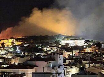 ΜΕΓΑΛΗ ΦΩΤΙΑ ΣΕ ΝΗΣΙ ΜΑΣ ΤΩΡΑ ΚΟΝΤΑ ΣΕ ΣΠΙΤΙΑ – ΣΥΝΑΓΕΡΜΟΣ ΣΤΗΝ ΠΥΡΟΣΒΕΣΤΙΚΗ