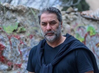 Στα χέρια της αστυνομίας ο Μπισμπίκης: Πήρε σβάρνα 10 αυτοκίνητα και εγκατέλειψε το σημείο – Οι πρώτες δηλώσεις του ηθοποιού