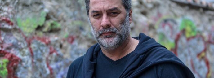 Στα χέρια της αστυνομίας ο Μπισμπίκης: Πήρε σβάρνα 10 αυτοκίνητα και εγκατέλειψε το σημείο – Οι πρώτες δηλώσεις του ηθοποιού